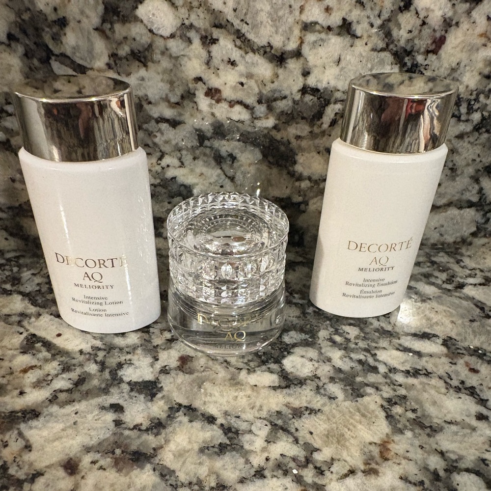 Brand New Decorte AQ trial skincare kit